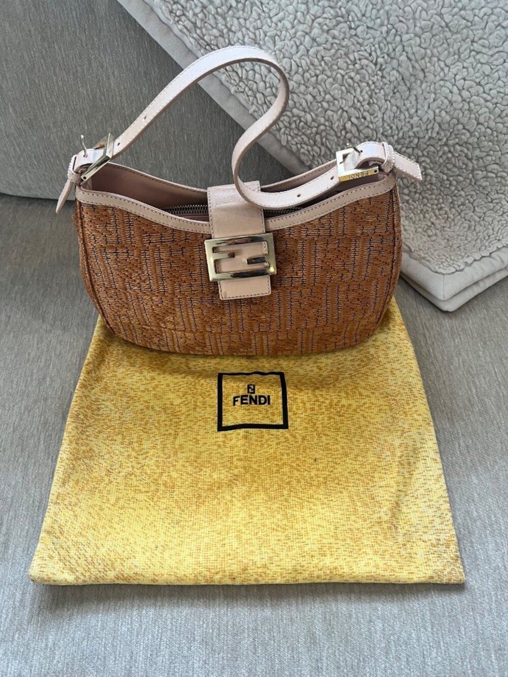 Fendi Raffia Baguette & Pale Pink Leather - Picture 8 of 16